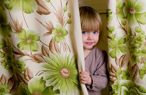 Das kleine Mädchen hat sich versteckt — Stockfoto