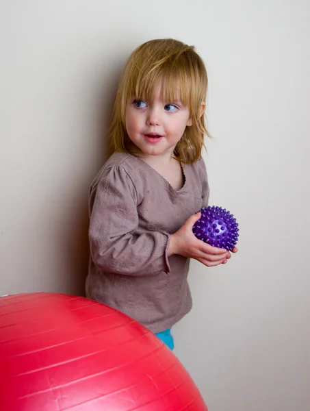 Lány egy labdát — Stock Fotó