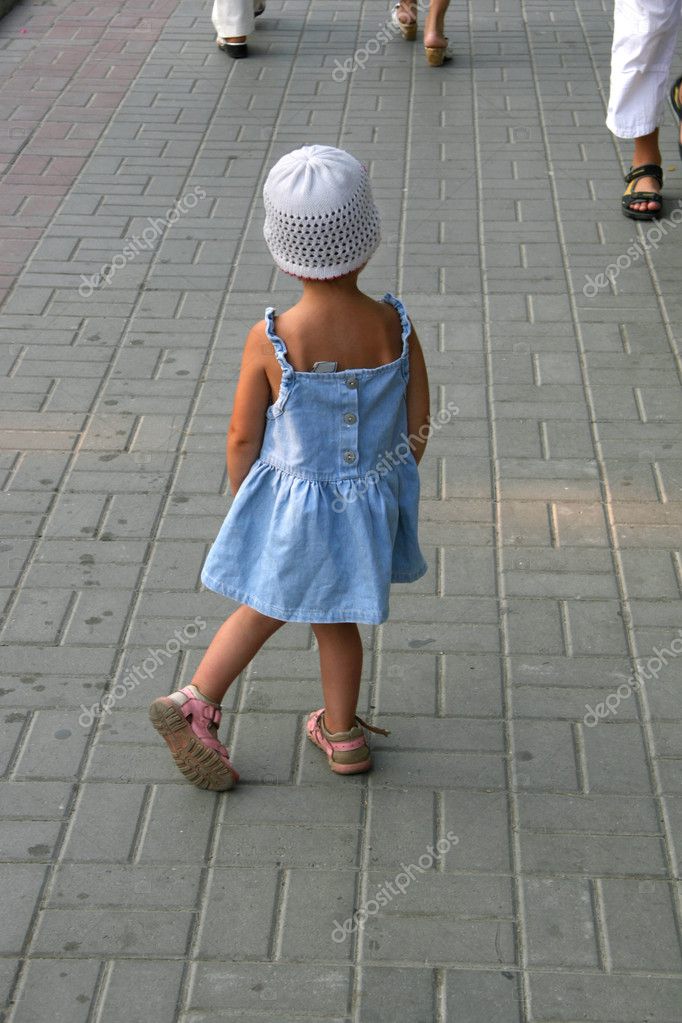 девушка с кучей вещей. девушка кладет в сумочку. девушка потеряла одежду. маленькая девочка заблудилась. вешают женское нижнее белье.