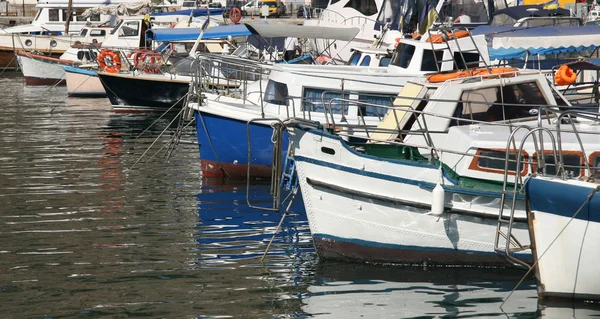Лодки и яхты — стоковое фото