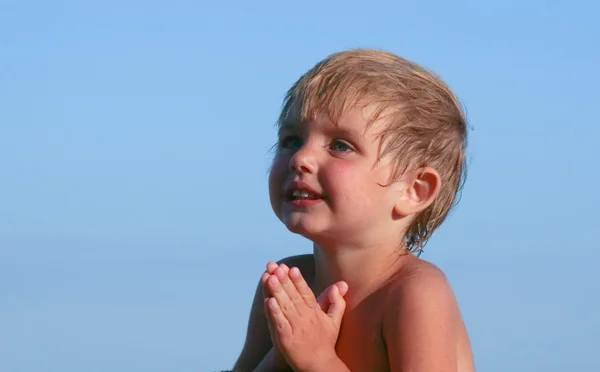The little girl prays — Stock Photo, Image