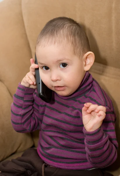 Το μικρό αγόρι με τηλέφωνο — Φωτογραφία Αρχείου