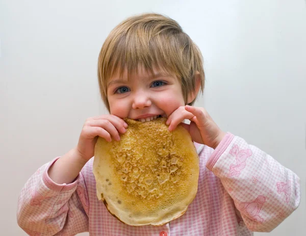 Flickan med en pannkaka — Stockfoto