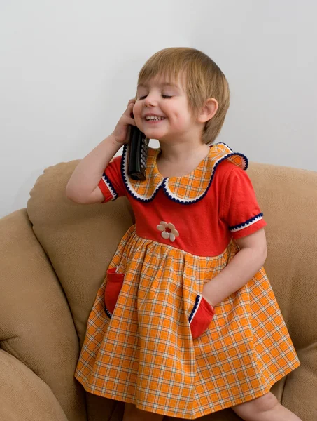 Det lilla barnet med telefon — Stockfoto