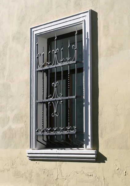 Okno s mříží — Stock fotografie