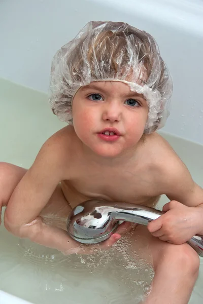 Enfant dans le bain — Photo