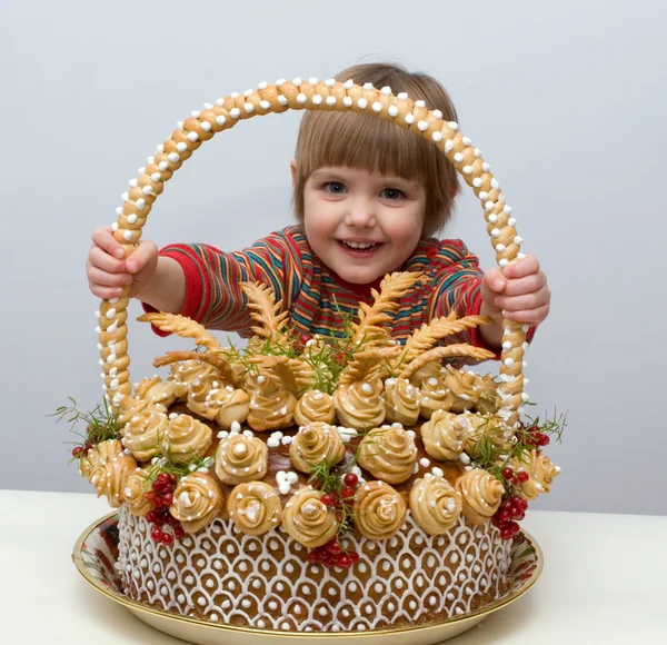 Het kleine meisje met brood — Stockfoto