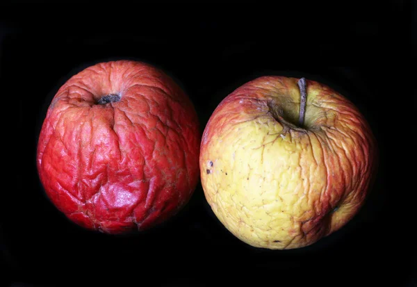 Schlechte Äpfel aus nächster Nähe auf dunklem Hintergrund — Stockfoto