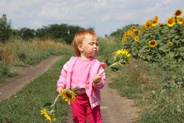 çocuk ve ayçiçeği
