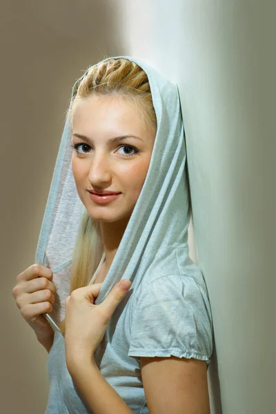 Porträtt av ung vacker kvinna — Stockfoto