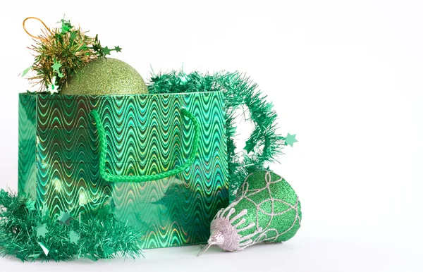 Saco verde com brinquedos de Natal — Fotografia de Stock