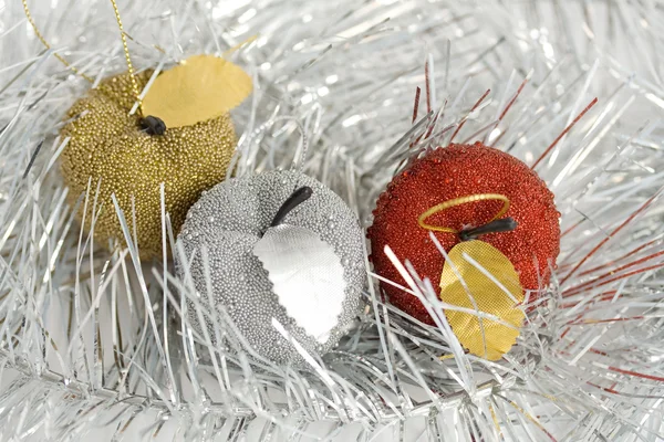 Três maçãs de árvore de Natal em brilho — Fotografia de Stock