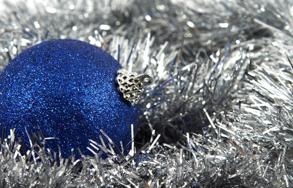 Eine blaue Weihnachtskugel in silbernem Glanz — Stockfoto