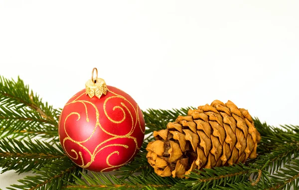 Κόκκινη Χριστουγεννιάτικη μπάλα και κώνου — Φωτογραφία Αρχείου