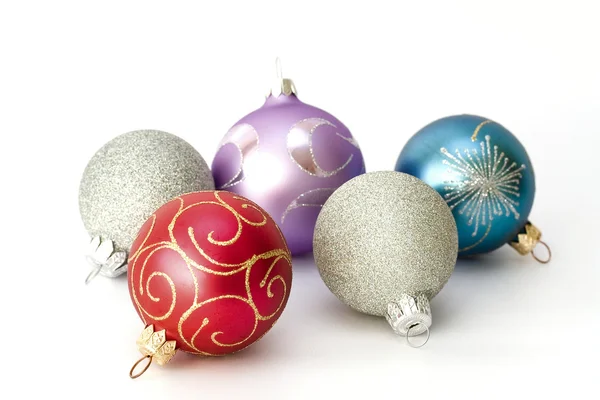 П'ять різних кольорових різдвяних кульок — стокове фото