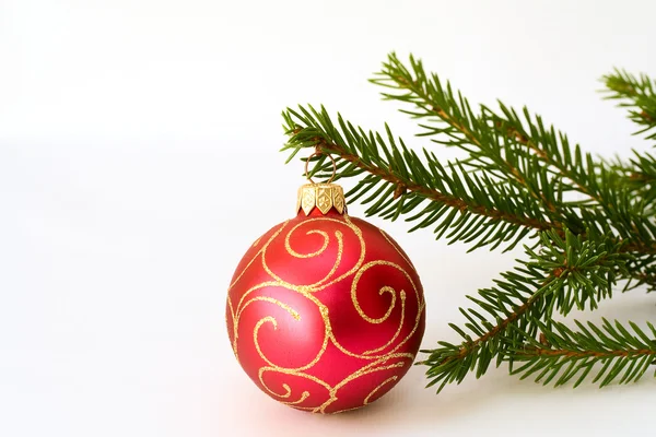 Bola roja de Navidad y brunch de abeto — Foto de Stock