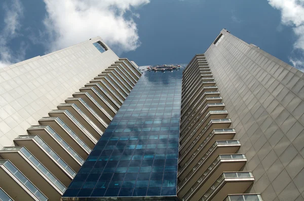 Modern skyscraper under blue sky — Stock Photo, Image