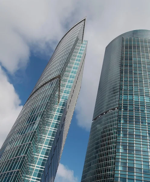 2 つの高層ビルと雲と青い空 — ストック写真