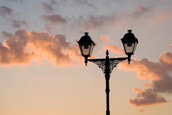 Silhouette di lampione su cielo backgro — Foto Stock