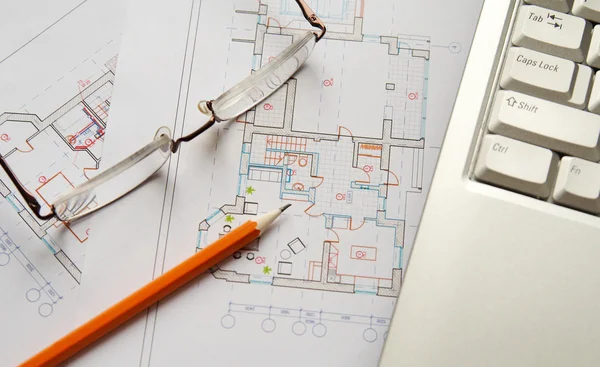 gözlük, kalem ve dizüstü