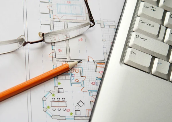 dizüstü bilgisayar, gözlük ve ev planı üzerinde kalem