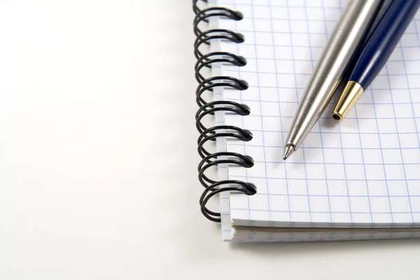 Duas canetas em caderno espiral com copyspa — Fotografia de Stock