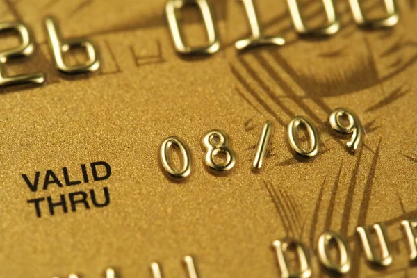 Primer plano del fragmento de la tarjeta de crédito de oro —  Fotos de Stock