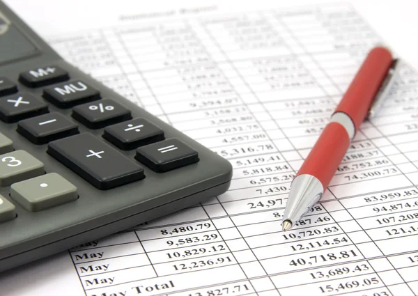 Ручка и очки в финансовом отчете — стоковое фото