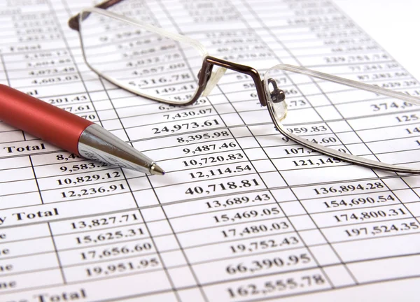 Stift und Brille im Finanzbericht — Stockfoto