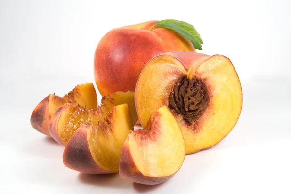 Нектар, половина персика з ямою — стокове фото