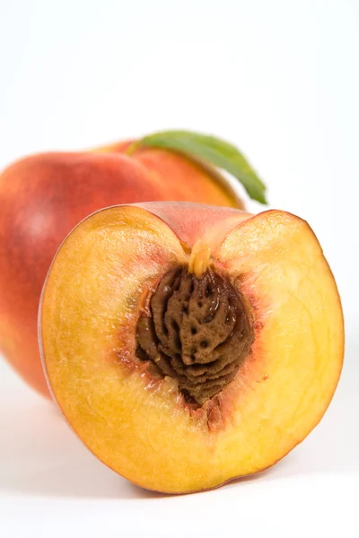 Крупним планом зображення наполовину соковитий персик — стокове фото