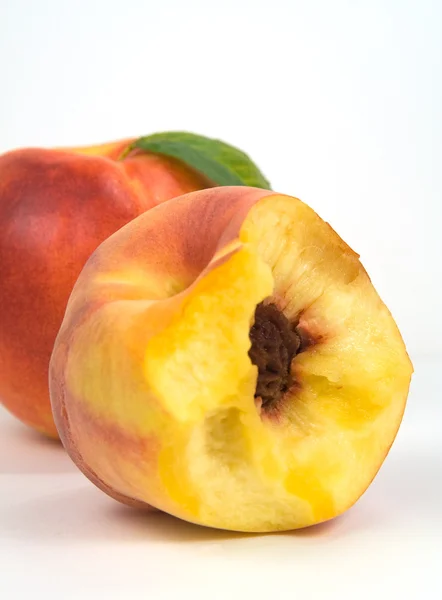 Нектарин і кусаний персик — стокове фото