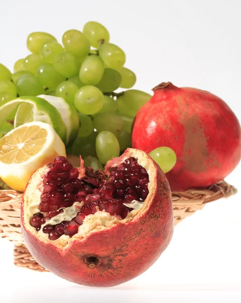 Cesta com frutas frescas e romã — Fotografia de Stock