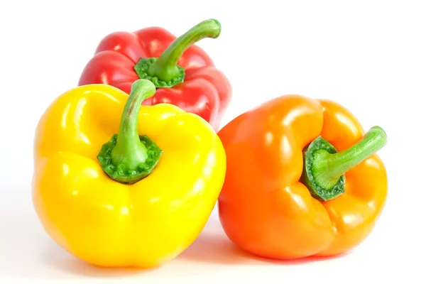 Boom gekleurde pepers op wit — Stockfoto