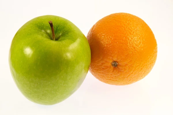 Yeşil elma ve portakal — Stok fotoğraf