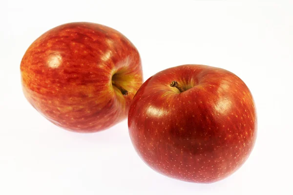 Duas maçãs vermelhas sobre fundo branco — Fotografia de Stock