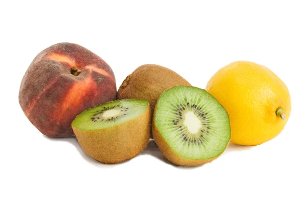 Киви фрукты, персик и лимон изолированы на — стоковое фото