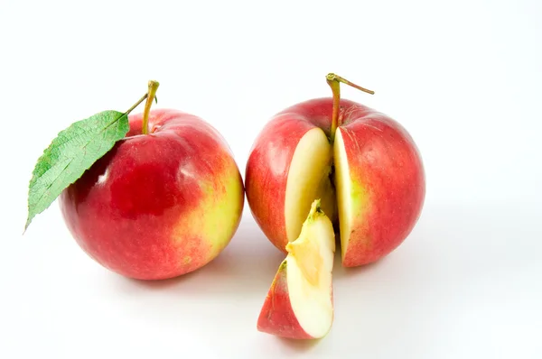 Deux pommes rouges et une tranche — Photo