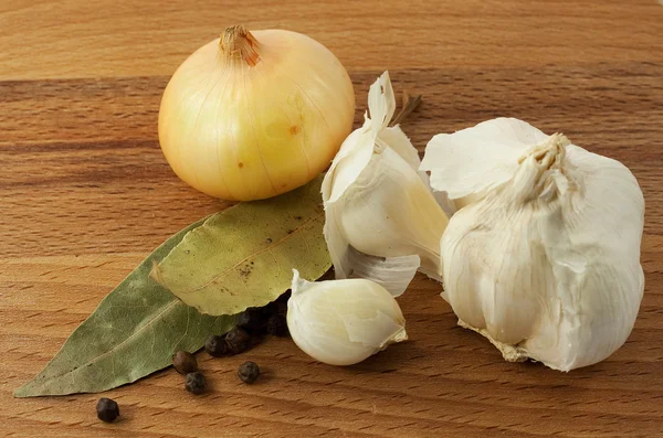 Cibule, česnek, bobkový list a černé pepp — Stock fotografie