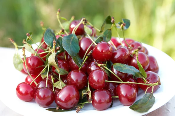 Plate with fresh red cherries — Stock Photo, Image