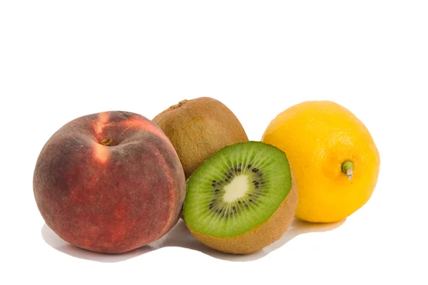 Brzoskwinie, Owoce kiwi i cytryny na tle — Zdjęcie stockowe