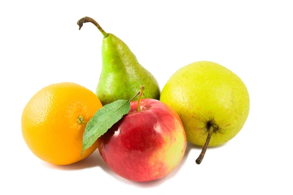 Twee peren, citroen en rode appel — Stockfoto