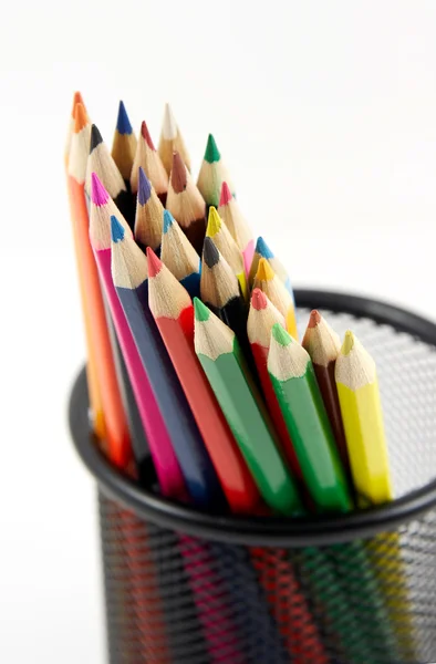 Parta barevných tužek na bílém pozadí — Stock fotografie