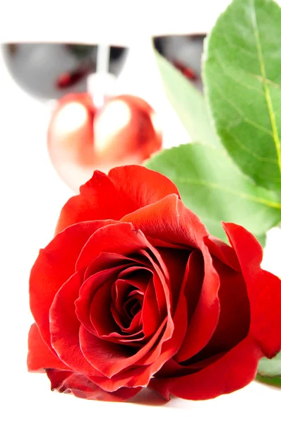 Close-up of rose with heart and wineglas — Stock Photo, Image