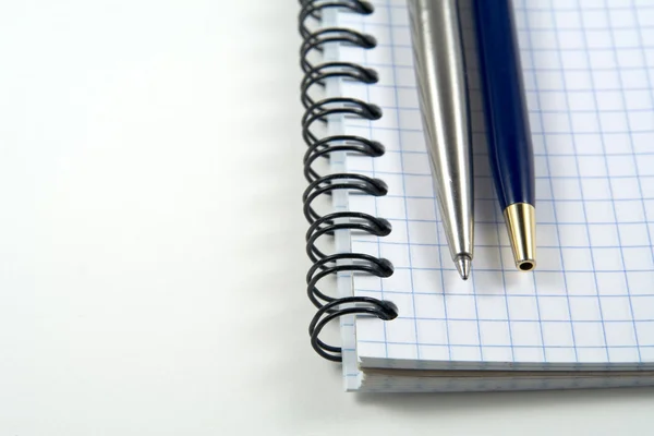 Två pennor på spiral notebook med copyspa — Stockfoto