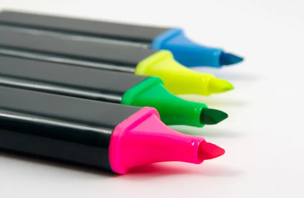 Quattro pennarelli colorati con ombre — Foto Stock