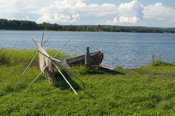 Eski ahşap tekne ve Balık ağı — Stok fotoğraf