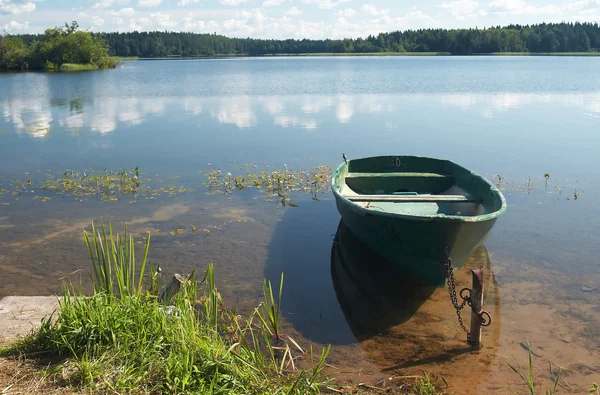 Fishig loď na krásné jezero — Stock fotografie
