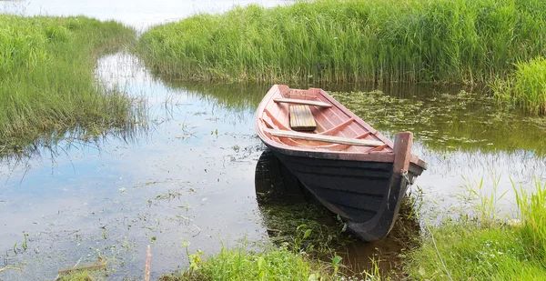 Старая деревянная рыболовная лодка — стоковое фото
