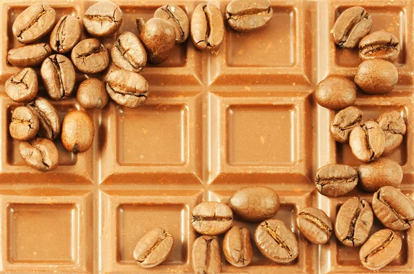 Chokladkaka med kaffebönor som backg — Stockfoto